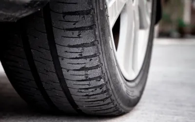 Quando cambiare gli pneumatici: guida ai 7 segnali di usura