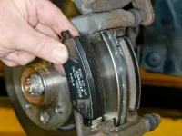 Fren balatasi türleri: yari metal, organik ve seramik – hangi türü secilmeli