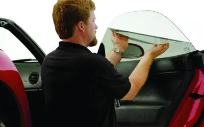 Folie fumurie pe geamurile mașinii: ghid legal și beneficii