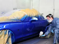 Vopsirea integrală a mașinii: ghid complet cu tehnici, prețuri și comparație cu colantarea