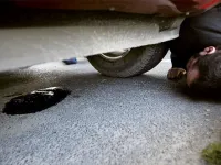 Pérdida de líquido en el coche: causas y qué hacer ante fugas