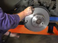 Când trebuie să schimb discurile de frână: ghid complet de diagnosticare