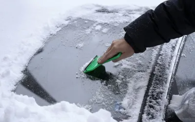 Cum să dezăpezești corect mașina iarna: ghid complet pas cu pas