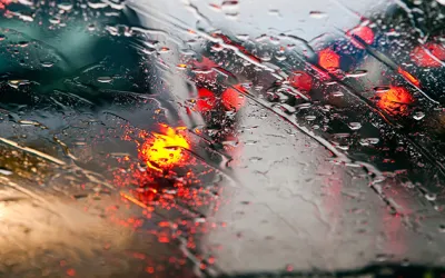 Cum să conduci în siguranță pe vreme ploioasă - Ghid complet pentru șoferi