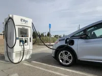 Încărcarea rapidă deteriorează bateriile mașinilor electrice după doar 25 de cicluri