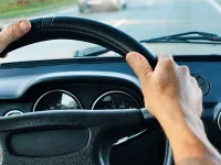 Miksi auto värisee ajon aikana – vibraation syyt ja ratkaisut