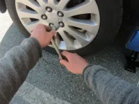 Quels sont les signes d'un boulon desserré sur la roue ?