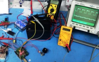 Richtiges Aufladen einer Bleisäure-Autobatterie – Leitfaden