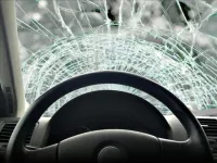 Dlaczego szyby samochodowe pękają na małe kawałki i jak działa szkło bezpieczne