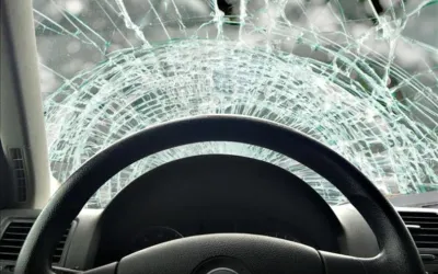 Hvorfor bilens vinduer splintrer i små stykker og sikkerhedsglassets funktion