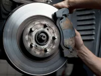 Perché l'auto trema quando frenate?