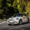 Premiera mondiala cu efort romanesc. MINI Cooper SE devine automobil de curse