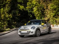 Premiera mondiala cu efort romanesc. MINI Cooper SE devine automobil de curse