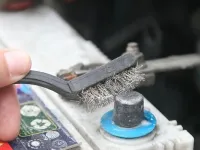 Come pulire i terminali della batteria?