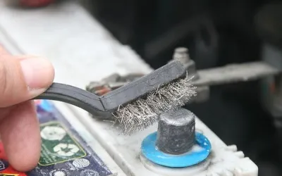 Come pulire i terminali della batteria?