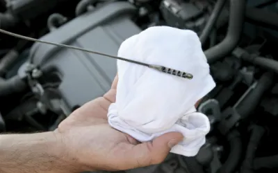 Cum să verifici nivelul și presiunea uleiului de motor înainte de vacanță