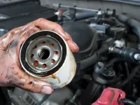 4 problemi che accendono la spia della pressione dell'olio