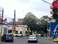 Semaforo verde intermittente a destra: quando è obbligatorio lasciare libera la corsia 1