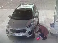 VIDEO - mori de ras. Un sofer a vrut sa umfle roata cu stingatorul de incediu :)