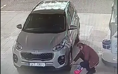 VIDEO - mori de ras. Un sofer a vrut sa umfle roata cu stingatorul de incediu :)
