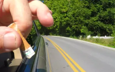 Ce amendă riști dacă arunci țigara pe geamul mașinii