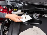 Cuándo cambiar los fluidos del coche: guía de mantenimiento