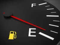 Câți kilometri poți conduce când se aprinde martorul de combustibil