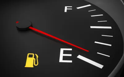 Câți kilometri poți conduce când se aprinde martorul de combustibil