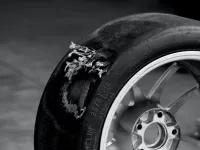 Drehen Sie das Lenkrad nicht, wenn das Auto steht. Hier ist der Grund!