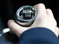 Ce să nu faci atunci când conduci o mașină cu cutie manuală