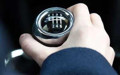 Ce să nu faci atunci când conduci o mașină cu cutie manuală