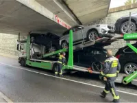 Un șofer român de camion a intrat in stare de ȘOC după ce a rămas blocat sub un pod de cale ferată în Austria, cu o platformă încărcată cu BMW-uri noi.