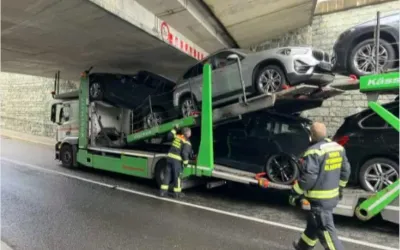 Un șofer român de camion a intrat in stare de ȘOC după ce a rămas blocat sub un pod de cale ferată în Austria, cu o platformă încărcată cu BMW-uri noi.