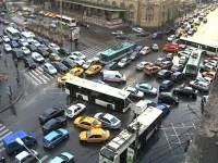 "Legea străzii" primează asupra regulilor statului român. Comportamentul adoptat de numeroși șoferi din București ar putea conduce la sancțiuni financiare semnificative.