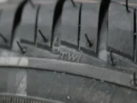 Perché i pneumatici nuovi hanno bavure di gomma - spiegazione completa