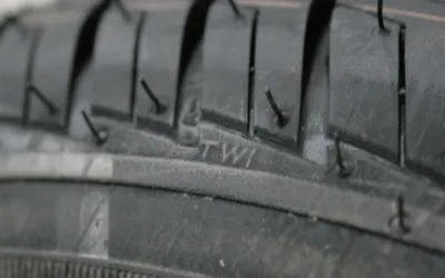 Perché i pneumatici nuovi hanno bavure di gomma - spiegazione completa