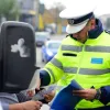 VIDEO: Un politist rupe talonul in fata soferului pentru a ii da amenda