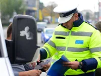 VIDEO: Un politist rupe talonul in fata soferului pentru a ii da amenda