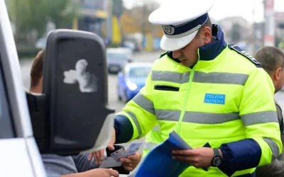 VIDEO: Un politist rupe talonul in fata soferului pentru a ii da amenda