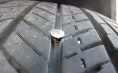 Vite nel pneumatico: procedura corretta da seguire per la sicurezza