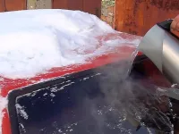 Varför du inte bör tina vindrutan med varmt vatten – risker och säkra alternativ