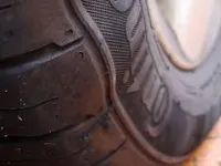 Este sigur să conduci cu o umflătură în anvelopă? Riscuri și soluții