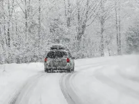 Mitä tarkistaa autosta ja mitä ottaa mukaan pitkille talvi-ajomatkoille