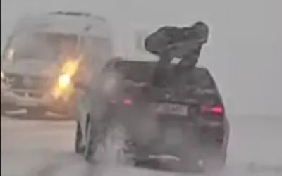 NFS dupa 2 luni in Vaslui. Cum incearca un pasager sa stabilizeze un BMW pe drum cu ninsoare?