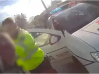 Un ofițer de Poliție Locală, aflat sub influența alcoolului și a substanțelor interzise, a fost implicat într-un carambol rutier în Timiș.