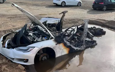 VIDEO: Incredibil, o Tesla arde scufundata intr-un lac