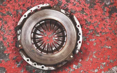 Causas del desgaste prematuro del embrague y cómo protegerlo