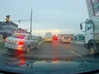 VIDEO Șoferul unei Skoda a ilustrat clar de ce nu este o idee bună să utilizezi o bandă necorespunzătoare pentru a încerca să te infiltrezi în fața circulației în ultima clipă.