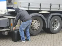 Cum fura soferii de camion motorina?