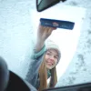 Découvrez le secret pour dégivrer le pare-brise en quelques secondes : Techniques surprenantes pour les automobilistes !